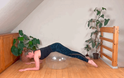 9个深度强化背肌的瑜伽球动作，背肌无力的一定要多练 - 5