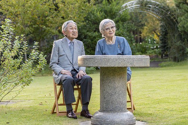 日本美智子上皇后87岁生日！和明仁上皇恩爱亮相，一身蓝色真优雅 - 5