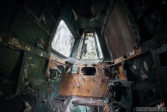钻进图-16轰炸机 乌克兰博主冒险进入纪念碑 探索神秘的内部结构 - 14