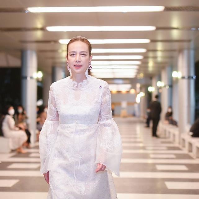 泰国55岁华裔富婆太仙了！穿白纱裙亮相皇家音乐会，比诗妮娜还嫩 - 6
