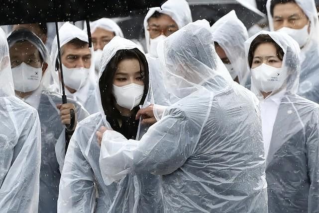 韩总统夫妇亮相看电影真甜！金建希穿千鸟格，抱着爆米花真像少女 - 8