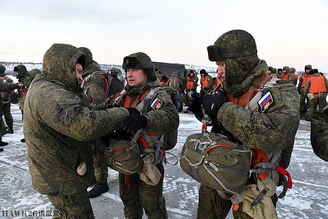 驻北极地区俄军部队伞降演习 海军陆战队客串伞兵 战斗力爆棚 - 1