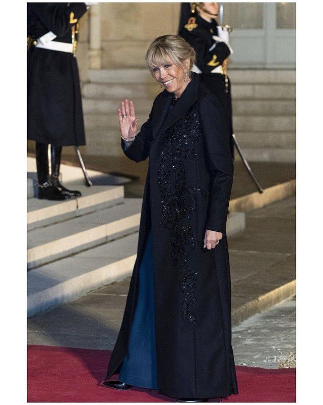 法国总统同框大24岁的妻子！布丽吉特穿开叉裙秀腿盘着发好美丽 - 8