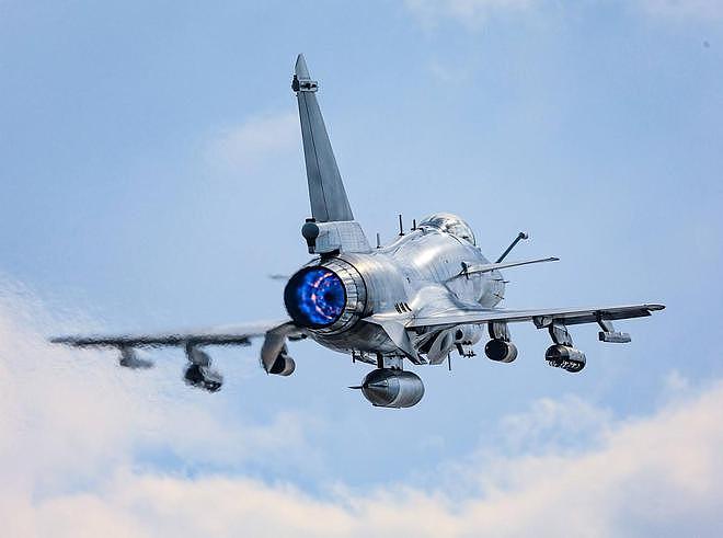 网友建议：我国应研发歼-10D型战斗机用于出口，这种说法有道理吗 - 3