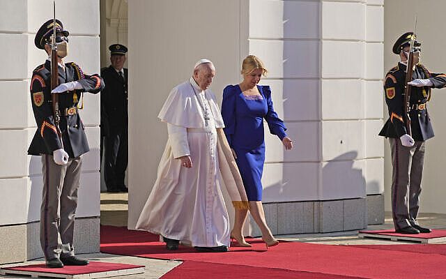 48岁斯洛伐克美女总统接待罗马教皇！泡泡袖蓝裙太惊艳，有富态感 - 1