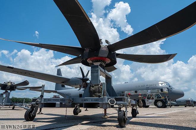 美军保障能力有多强？三名技术员更换C-130J“超级大力神”螺旋桨 - 1