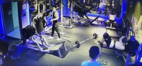 女子在健身房遭男子“误砸”，瞬间倒地不起，网友：健身先健脑 - 4