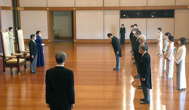 日本天皇62岁生日庆典雅子皇后穿水钻蓝裙亮相太优雅，变瘦变美了 - 2