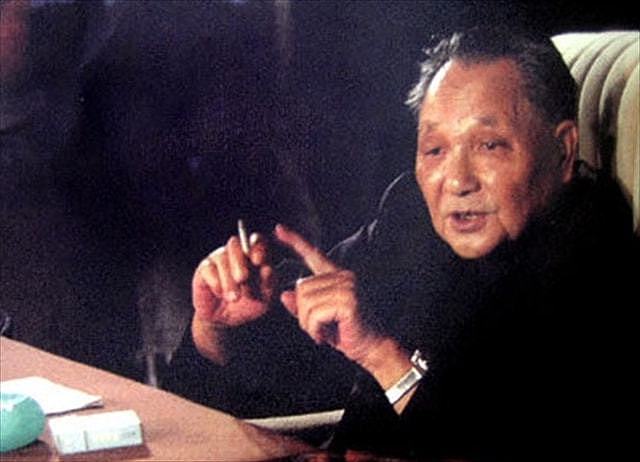 邓小平在主席台吸烟，女演员递纸条提醒：小平同志，请不要吸烟 - 1