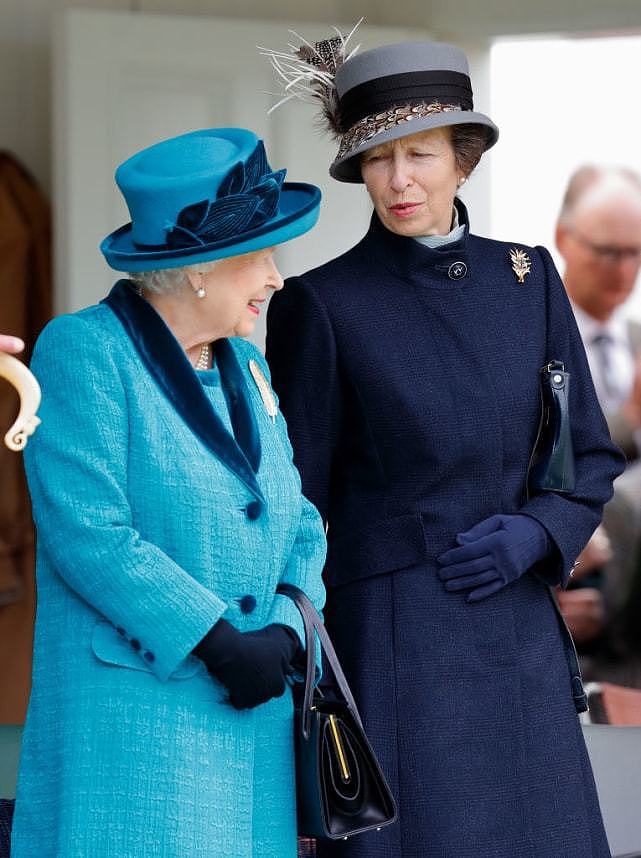 英国71岁安妮长公主好真实！穿蓝色西装裤气场全开，无惧满脸皱纹 - 2