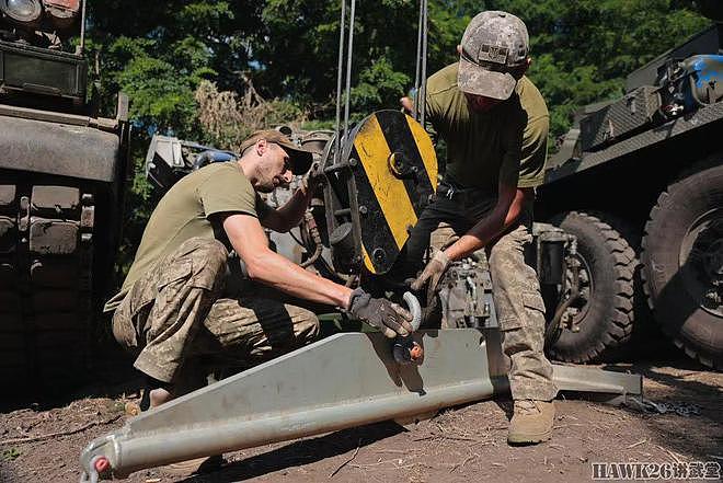 乌克兰军方发布宣传照 士兵克服困难抢修美制步兵战车 自行榴弹炮 - 2