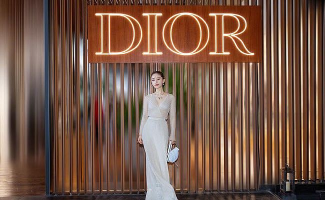 王子文身材虽然娇小，但穿长裙好贵气，Dior裸色长裙显出女人味 - 2