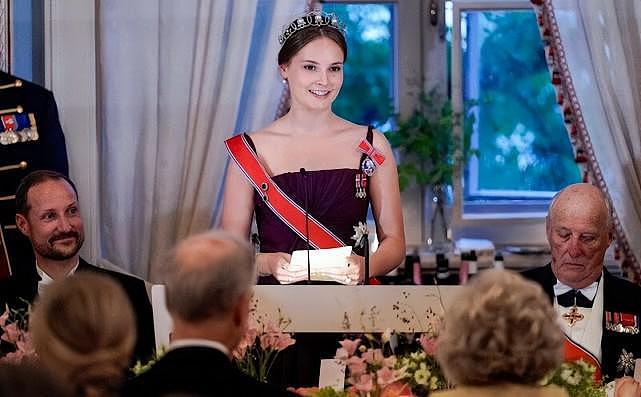 欧洲王室4位未来女王世纪同框！荷兰公主160斤吸睛，挪威公主好看 - 6