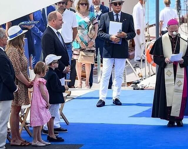 摩纳哥亲王的私生子亮相！29岁女儿穿低胸装，与7岁的龙凤胎同框 - 12