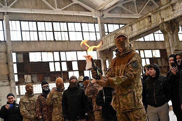 乌克兰酒厂停止酿酒 改制汽油弹供民众御敌 成年男子禁止出国 - 2
