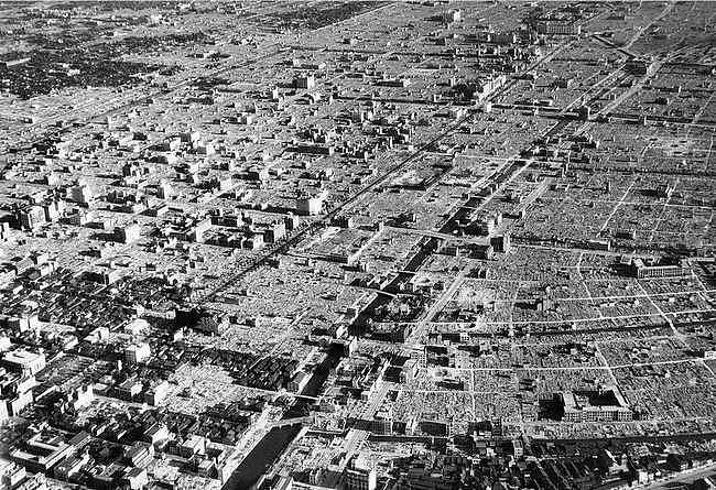 二战美军最强大轰炸 现场瞬间变成一座死城 几十万人死伤 - 5