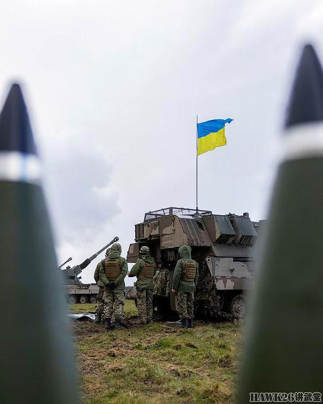 乌克兰士兵操作AS90自行榴弹炮在英国实弹射击 英军教官认真培训 - 6
