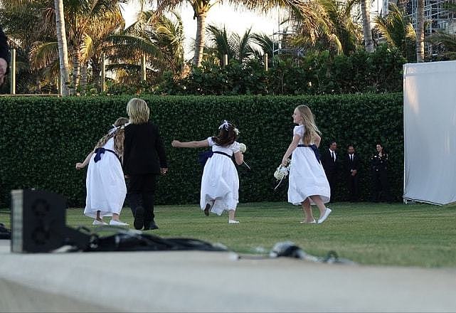 小贝长子盛大婚礼，新娘妮可拉穿白色婚纱亮相，小七穿白裙当花童 - 10