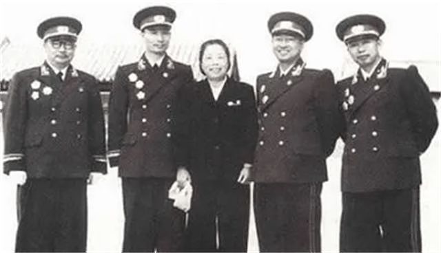 1953年，陈赓乘车前往市政府办事，半部被交警截停：送我到公安局 - 7