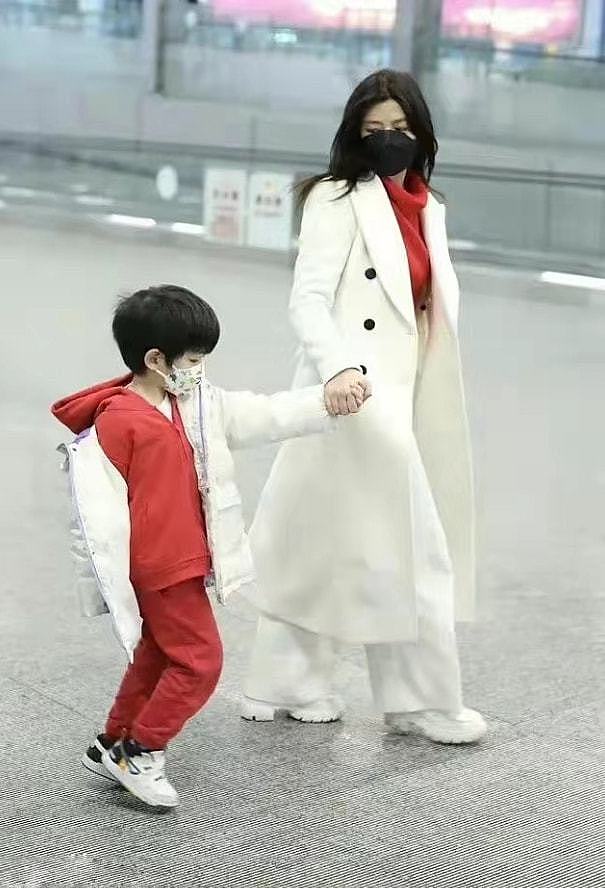 陈妍希高调带儿子走机场！小星星穿中国红，桃花眼比爸爸还会放电 - 5
