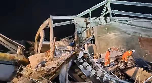 福建泉州一酒店倒塌，被困人员约70人 - 4