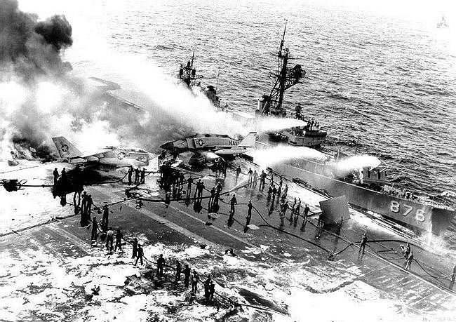 历史上最惨烈的美军航空母舰甲板爆炸事故记录 - 4