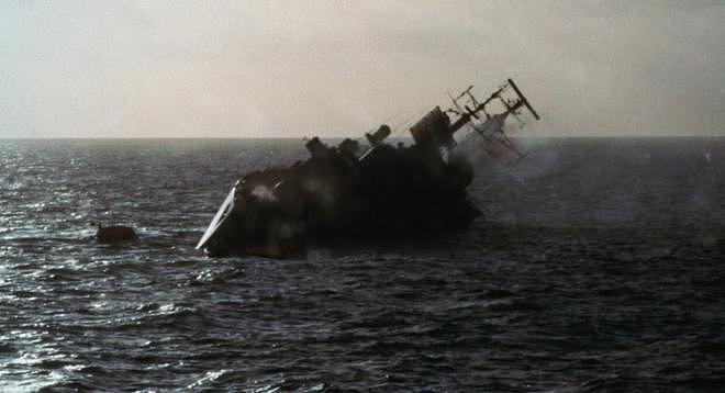 老照片：被击沉的4150吨英国军舰，惨胜如败的荣耀 - 1
