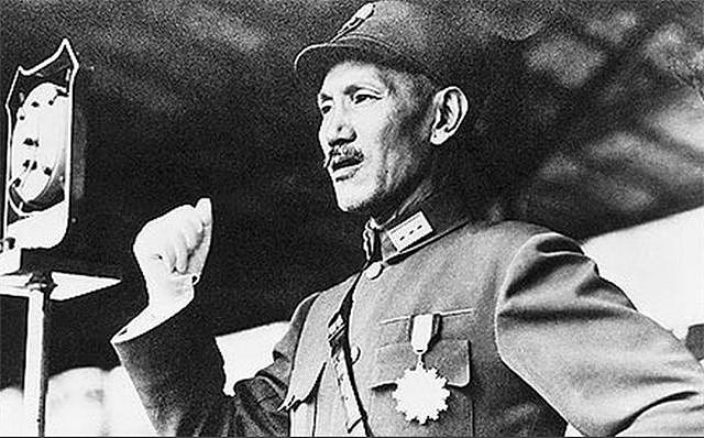 1947年蒋介石唯一一次到延安，坐在主席的窑洞里很不解：为什么？ - 3