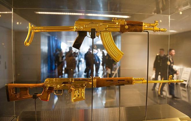 高调的“金枪客”：拥有黄金AK黄金手枪，但是下场太惨了 - 2