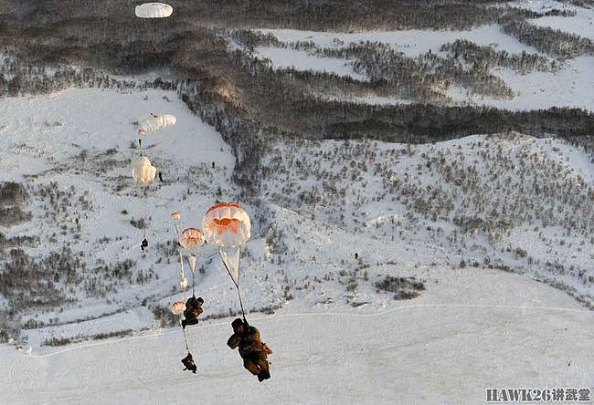 驻北极地区俄军部队伞降演习 海军陆战队客串伞兵 战斗力爆棚 - 7