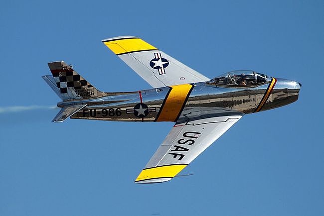 它是世界上第一架装备空对空导弹的战机：F-86佩刀 - 1