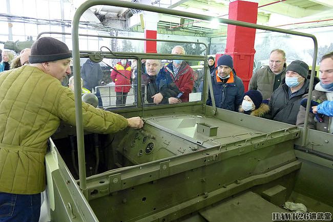 在雪地上撒点野：俄罗斯一博物馆开出古董运输车 拉着孩子们兜风 - 3
