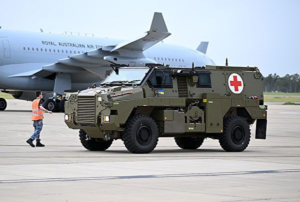 援助乌军 澳洲运送20辆“野外征服者”装甲车 通过C-17货机运输 - 3