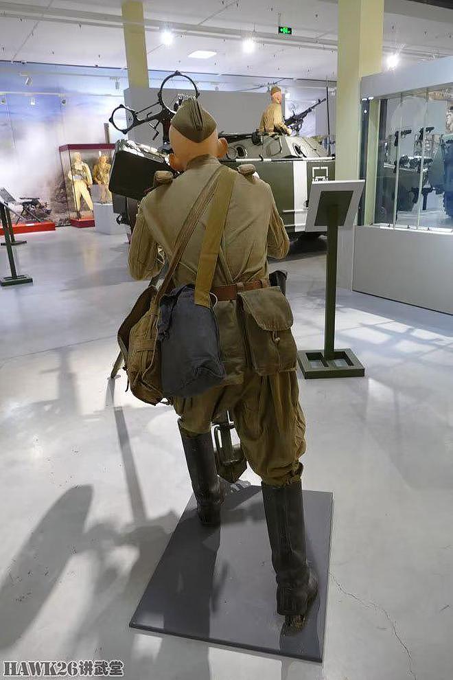 俄罗斯博物馆为高射机枪配备模特 展现射手紧张状态 准备随时开火 - 8