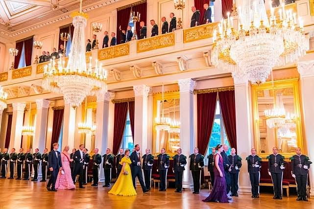 欧洲王室齐聚！挪威公主的黑人未婚夫在大合影中扎眼，唯一的黑人 - 3