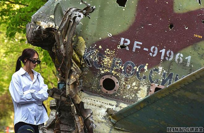 集腋成裘：俄军苏-25残骸被公开展览 挪威女兵操作米尼米轻机枪 - 3