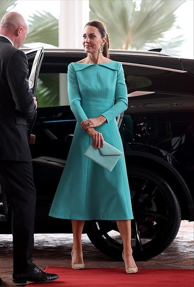 凯特抵达最后一站巴哈马！穿海蓝色好清新，造型师一身粉裙更优雅 - 7