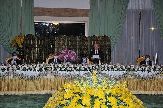 柬埔寨国王母子共同接待越南主席85岁太后穿蓝裙好美，白发也优雅 - 9