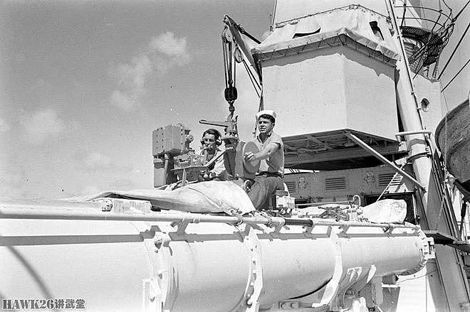 二战美国海军驱逐舰上的四联装鱼雷发射管 水兵坐上面用肉眼瞄准 - 4