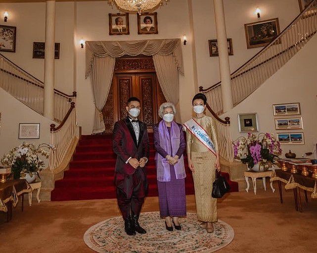 柬埔寨太后85岁了依旧高贵！一天连换两套造型，肩披紫丝巾好优雅 - 5
