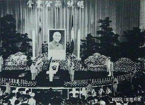 1975年蒋介石去世，74岁张学良在葬礼上一言不发，只送上16字挽联 - 2