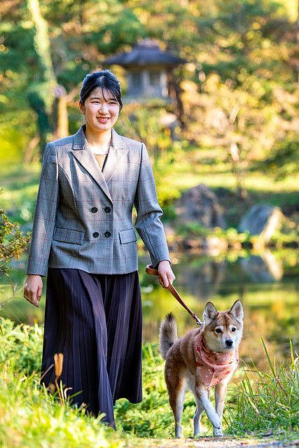 日本佳子公主29岁生日新照好美！穿蓝大衣亮相，首次没有姐姐陪伴 - 9