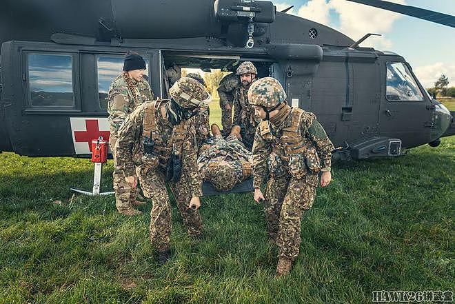 美国拉脱维亚秋季联合演习 把担架抬上救护直升机 还有这么多讲究 - 17
