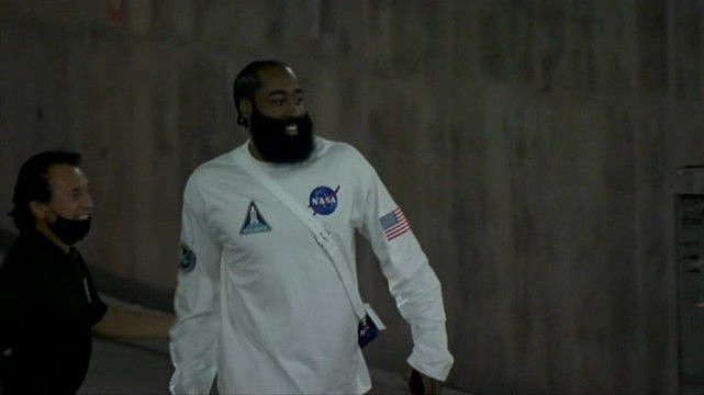 爷青回!哈登回休斯敦穿NASA衣服致敬火箭,球员通道与德帅亲热熊抱 - 1