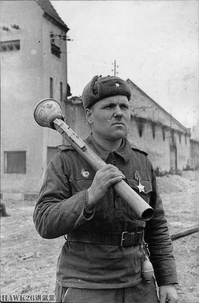 苏军如何利用缴获的德国装备 钢盔制服都能用上“铁拳”最受欢迎 - 4