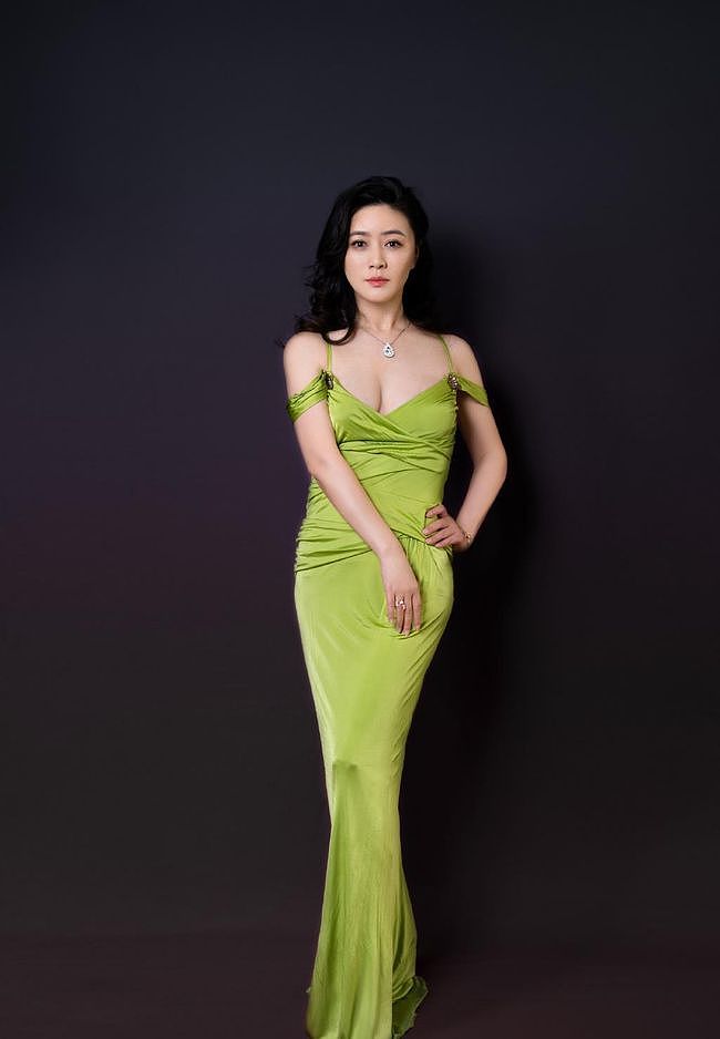 田海蓉的身材挺丰满，但是没有中年油腻，穿绿裙优雅又清新 - 1