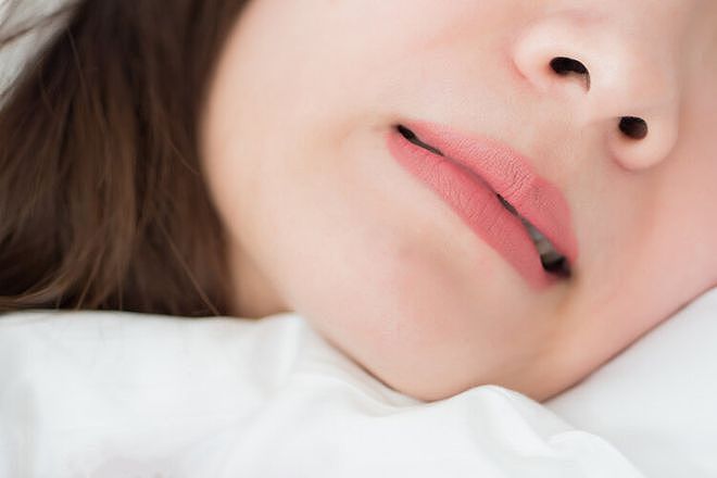 不要小看睡觉时磨牙打呼说梦话流口水，可能是患了这些病 - 1