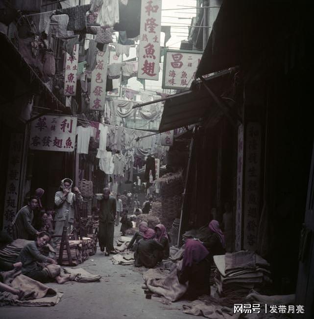 1955年香港 狭窄的街道 热闹的街市 - 3