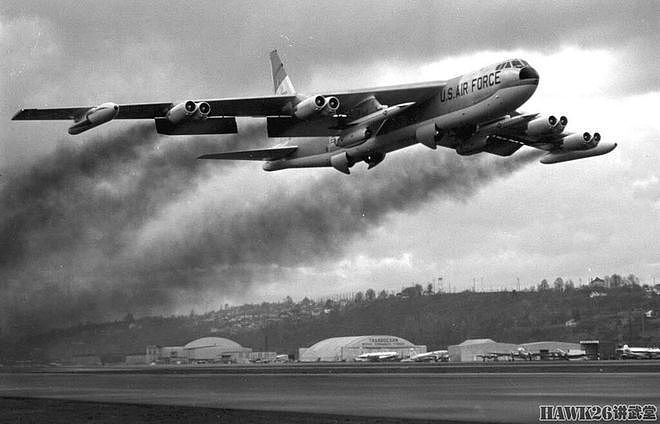 70年前 B-52原型机首飞“同温层堡垒”演变历程 将服役到2050年 - 14