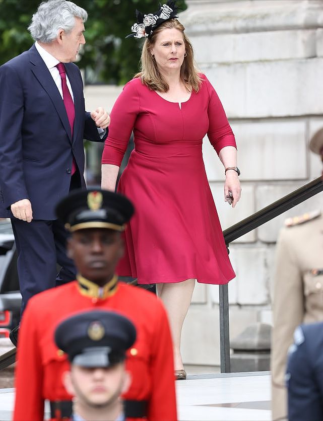 6任英国首相齐聚王室典礼！梅姨罕见穿裙好惊艳，不输第一夫人们 - 13